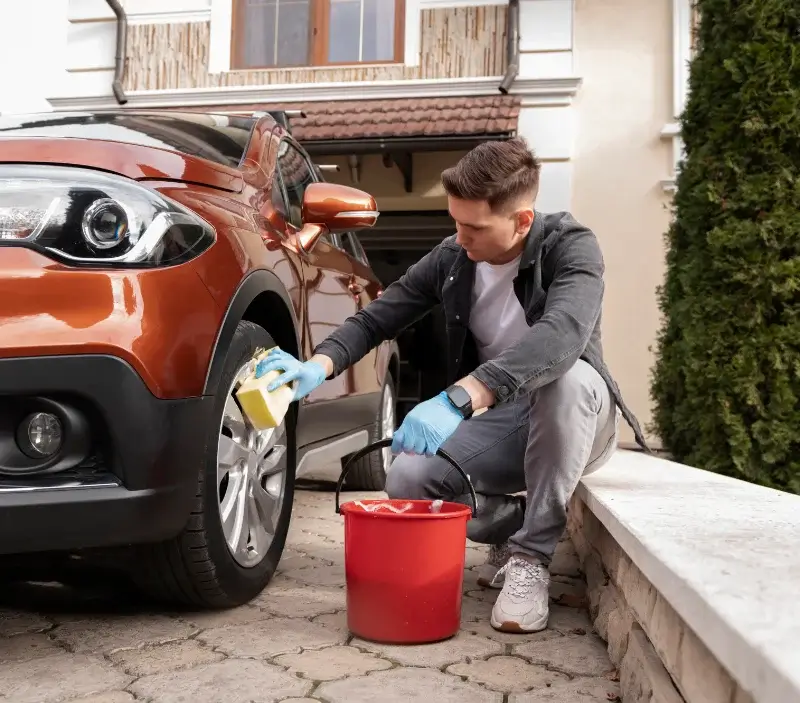 Lavage auto à domicile Gueberschwihr : professionnel intervenant sur un véhicule
